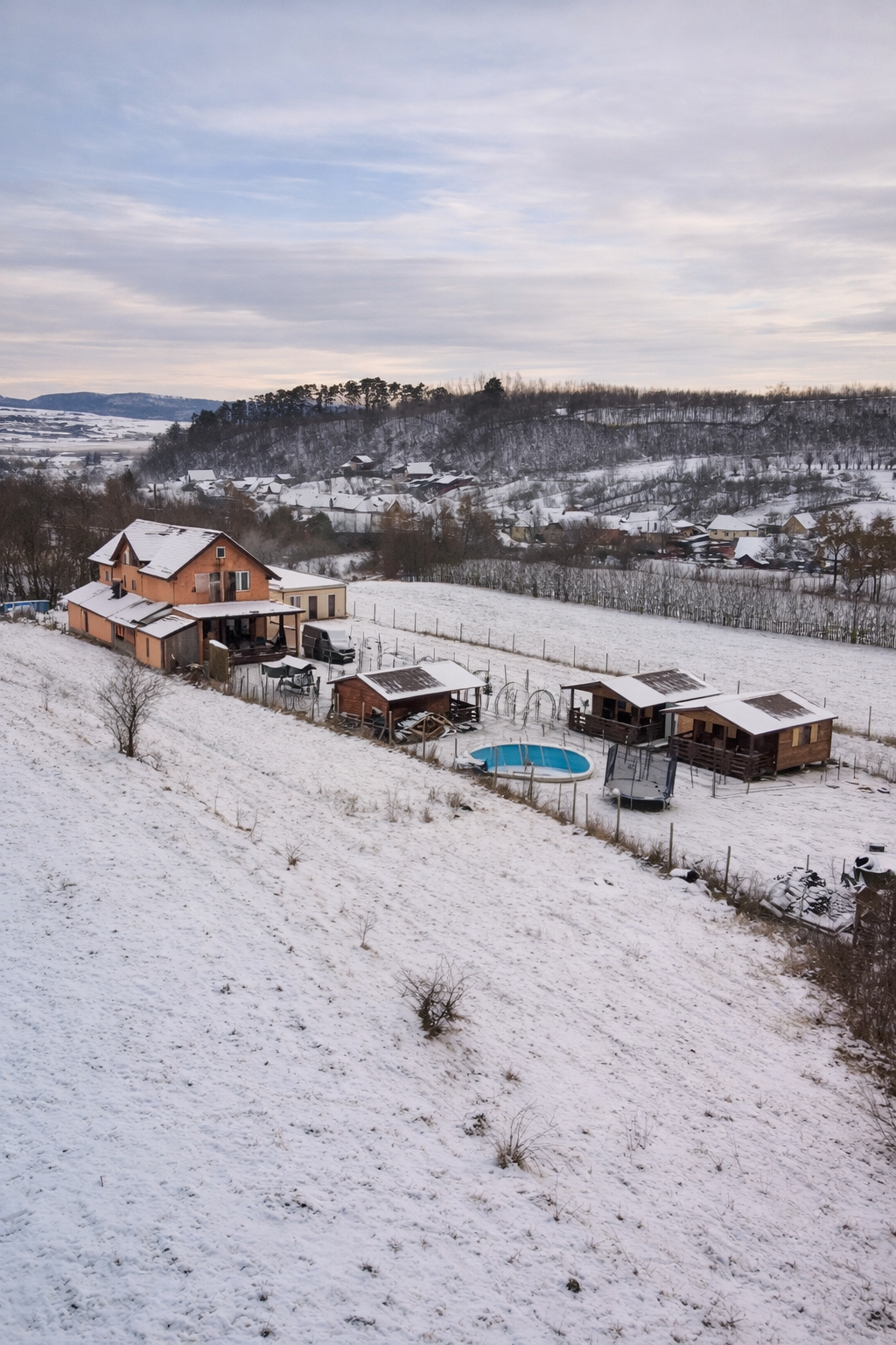 Vedere aeriana asupra cabanelor